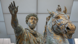 Estátua original do imperador Marco Aurélio, anteriormente na praça Campidoglio no Monte Capitolino em Roma (agora substituída por uma cópia) no Museu Capitolino