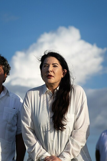 Marina Abramović presentando “Generator”, su primera obra interactiva. Usina de Arte, Santa Terezinha, Brasil