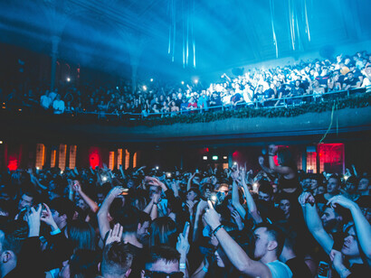 Asistentes a un festival. La fiesta reúne a personas de todas las edades que disfrutan de la atmósfera retro