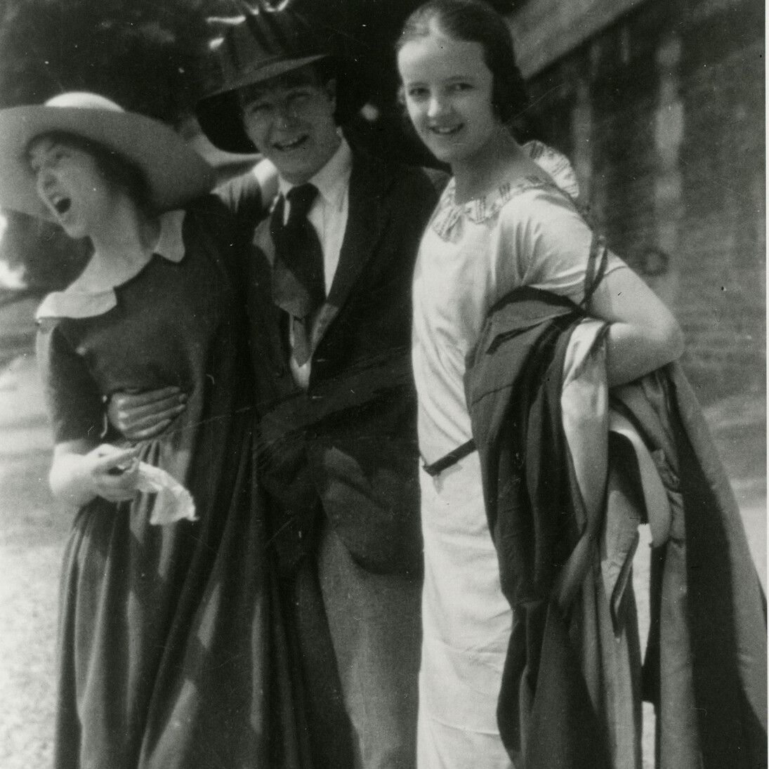 Henry Moore, Edna Ginesi and Barbara
Hepworth in Paris, 1920. Courtesy The Hepworth
Family Photograph Collection