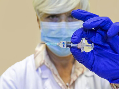 Les investissements de l’Union Européenne se concentrent sur les vaccins, un remède qui non seulement n’est pas résolutif, mais de surcroît apparait à présent utilisé pour endommager les valeurs démocratiques