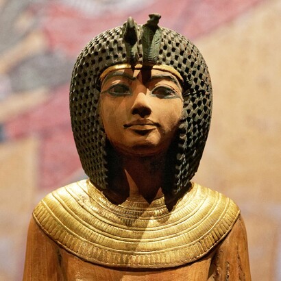 Ushebti egipcio de ébano, bronce y oro