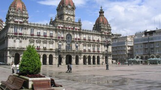 A Coruña. El Ayuntamiento en la Plaza de María Pita