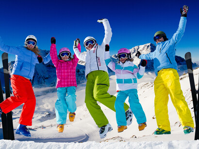 Una familia de esquiadores lista para divertirse
