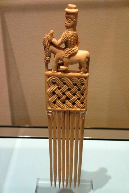 Edo, _Elephant Ivory hair comb_, Benin City, South Nigeria (before 1958). Photo credit: Ines Valle  