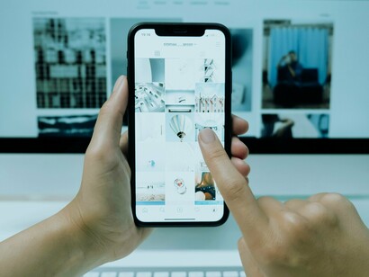 Pessoa trabalhando com celular e computador ao mesmo tempo. Além disso, o uso de tecnologia, quando não é equilibrado, pode afetar a concentração e a memória. A exposição constante a estímulos digitais dificulta a habilidade de focar por longos períodos em uma única tarefa, o que prejudica a produtividade e o bem-estar cognitivo