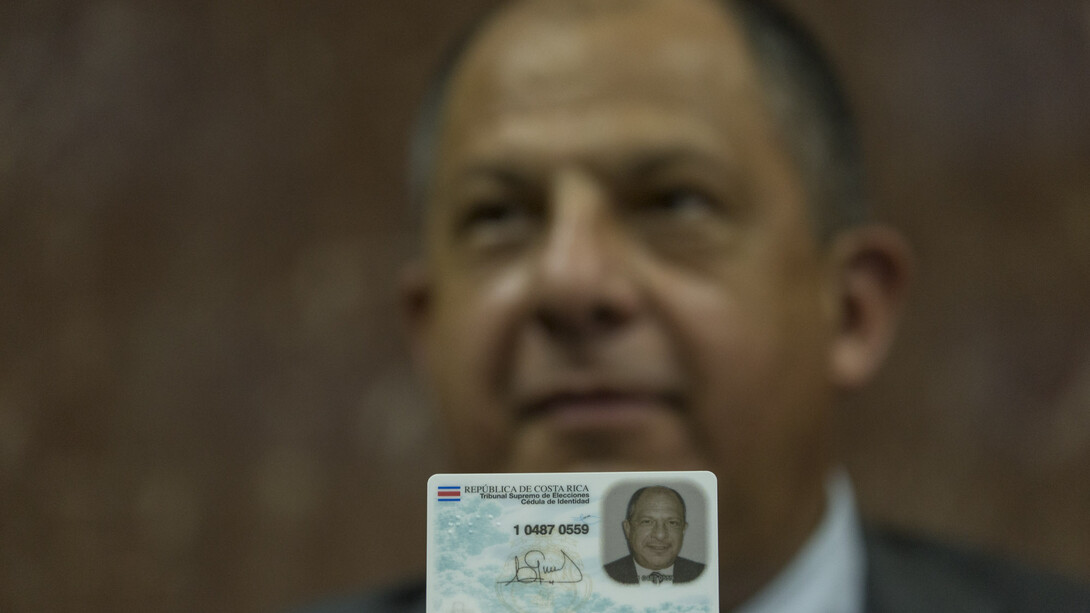 El expresidente Luis Guillermo Solís mostrando su cédula de identidad en 2016