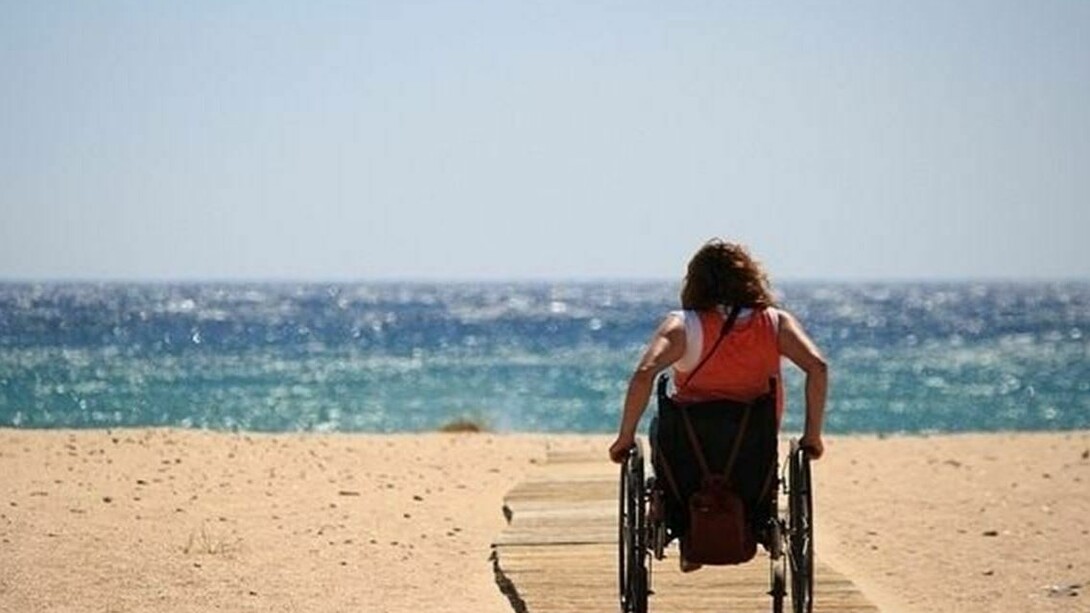 Una pasarela de madera para permitir que las sillas de ruedas lleguen hasta la orilla del mar