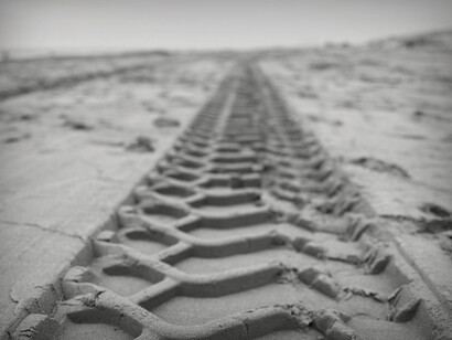 Se você deixa de caminhar para devolver as pedras que lhe atiram, vai perder ainda mais tempo para curar as feridas