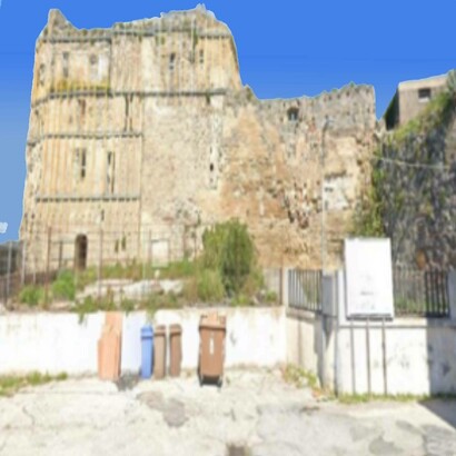 Con il suo aspetto maestoso e imponente, il castello ha svolto un ruolo strategico nella difesa del territorio dai pirati saraceni e dalle incursioni straniere