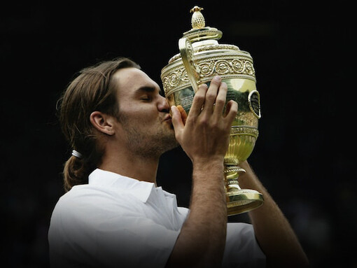 Roger Federer, besando el trofeo de Wimbledon 2003. Su primer Grand Slam con solo 21 años