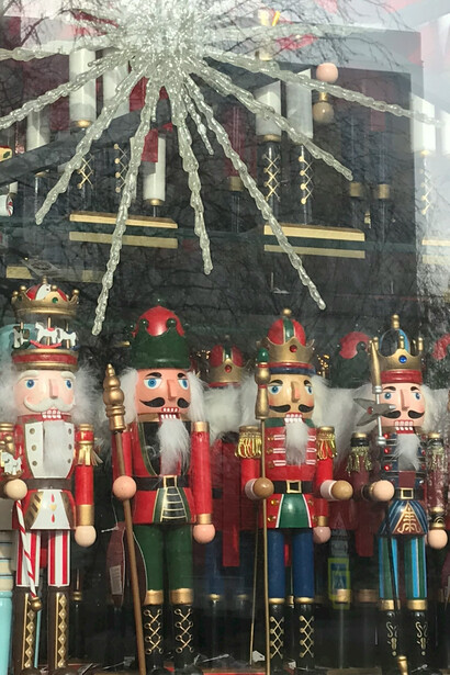 Figurines representing the deceptive nature of simulacra