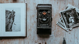 Nelle case italiane esiste una capsula del tempo: l'album fotografico delle nonne