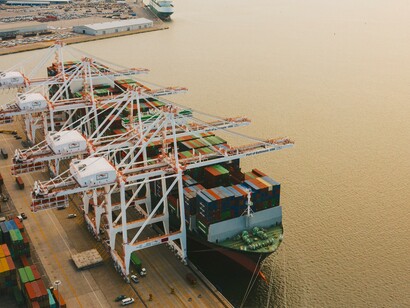 Navio exportador no porto de carga industrial