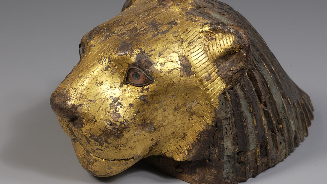 Piece of furniture in the form of a lion’s head Tamarisk wood, gold, glass, Late Period (664-332 BC) © Musée du Louvre, Dist. RMN-Grand Palais / Benjamin Soligny / Raphaël Chipault