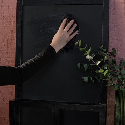 Professora apaga quadro para escrever