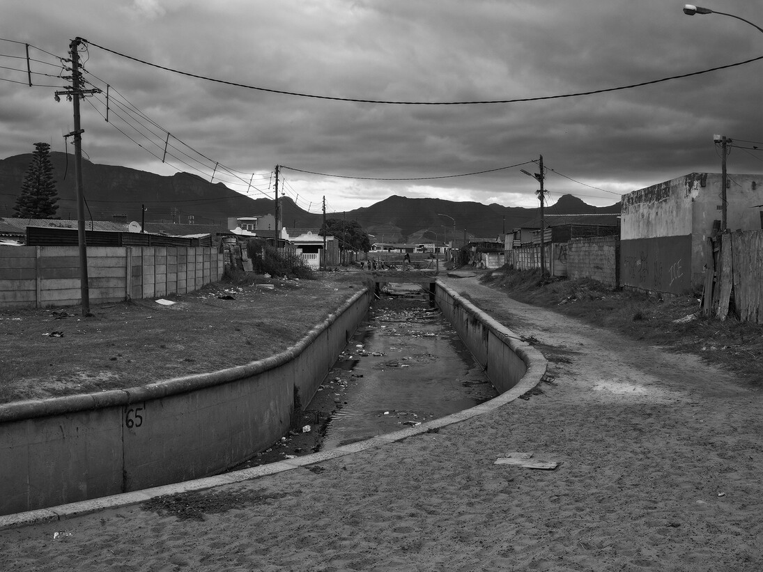 John Riddy, Peninsula (Retreat 1) 2015, Archival pigment print, 18 x 23 cm, Edition 1/5+1 ap, Courtesy the artist and Frith Street Gallery, London
