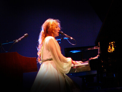 Tori Amos en un concierto, 31 de agosto de 2005. En Little Earthquakes (1992) retrata su experiencia de abusos, su relación con la religión, el feminismo y su propia sexualidad