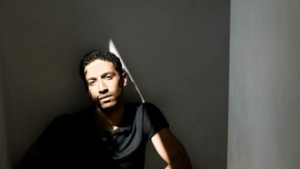 Philippe Kratz, già solista della Compagnia Aterballetto, lavora con numerosi artisti internazionali prima di decidere di approfondire la sua ricerca personale nella coreografia