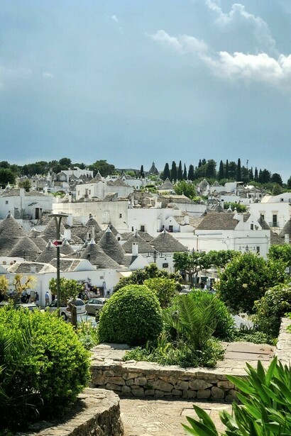 Una vista de inmuebles y plantas de Alberobello, Italia