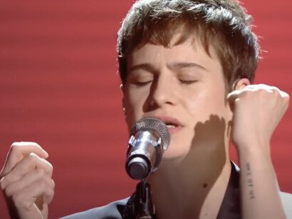 Chris (anciennement Christine and The Queens) interprète Étienne aux Folies Bergère, Paris