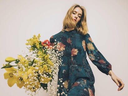 Mulher posa com vestido floral. Este é um padrão que, mesmo trazendo um toque romântico, pode ser bem criativo e ousado