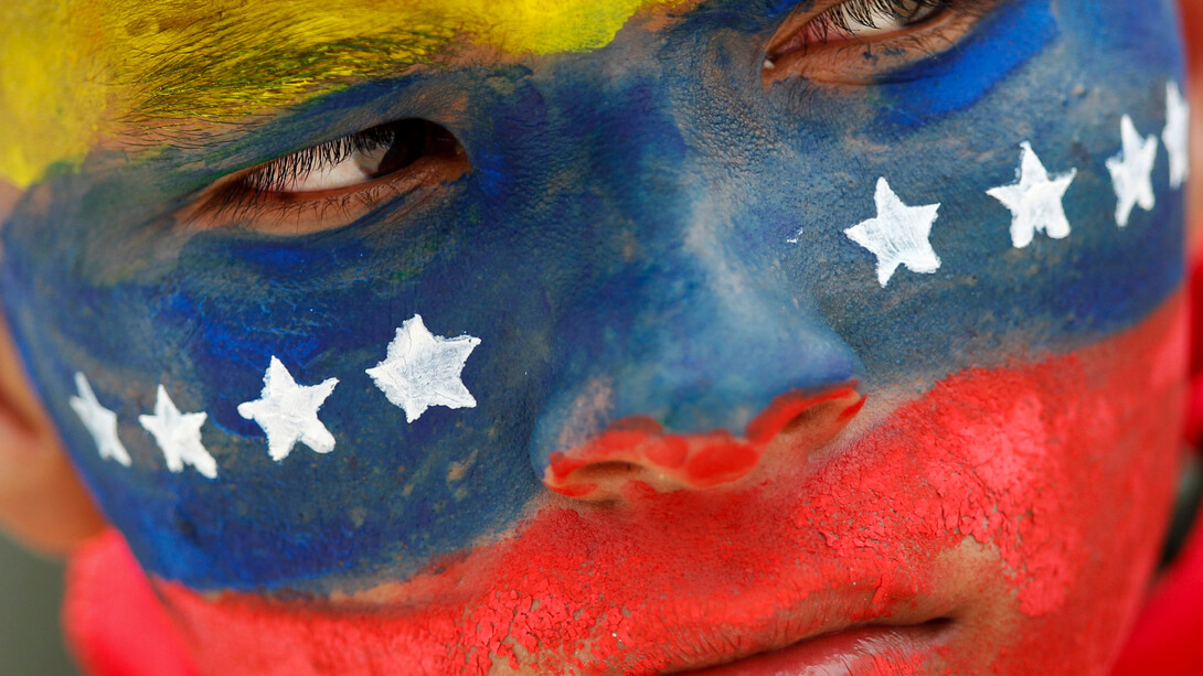 Rostro de preocupación de un venezolano con los colores de su bandera