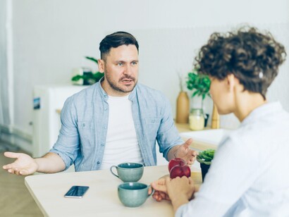 Durante la caccia e la condivisione del cibo, molti primati seguono regole che limitano comportamenti opportunistici e favoriscono la cooperazione