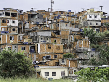 Proceso integral encaminado a la democratización gradual de las relaciones sociales, económicas, culturales, políticas e interpersonales al interior de la sociedad. Asentamiento densamente poblado en una ladera de Río de Janeiro, Brasil