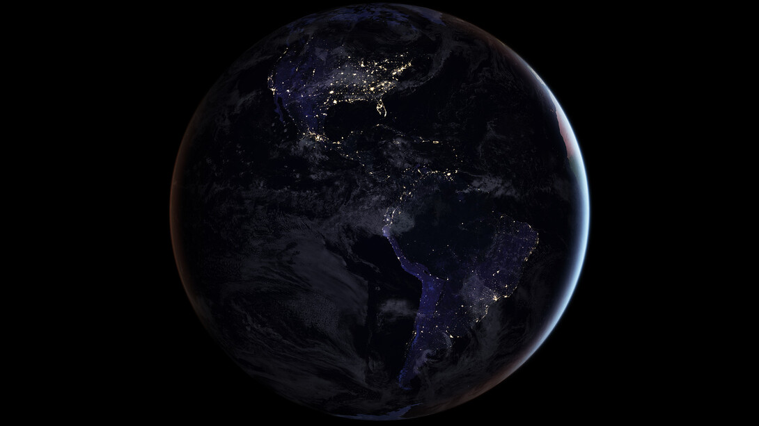 Fotografía nocturna de la Tierra elaborada por la NASA. Las luces que atraviesan continentes y océanos muestran que, pese al auge de los nacionalismos, el mundo sigue siendo una red interdependiente imposible de fragmentar