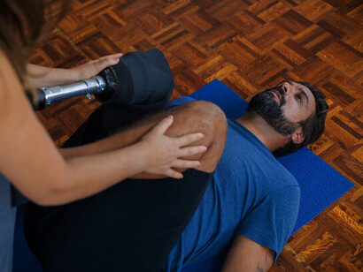 Con el tiempo, el pilates fortalece sin agredir, mejora la postura y devuelve confianza al cuerpo, permitiendo moverse con mayor estabilidad y sin dolor