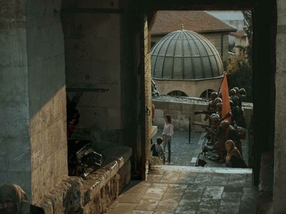 Vicolo che affaccia sulla cupola di una chiesa antica