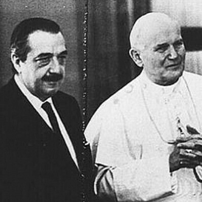 El presidente argentino Raúl Alfonsín y el Papa Juan Pablo II participaron en los acuerdos por el Tratado de Paz y Amistad entre Argentina y Chile