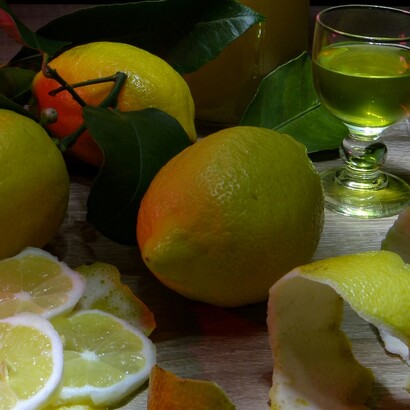 Il sapore del limoncello è intenso, con note agrumate prevalenti e una dolcezza marcata
