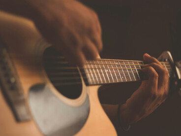 Dans l’ombre, le musicien façonne un son qui échappe à tout contrôle, entre liberté d’expression et surveillance omniprésente