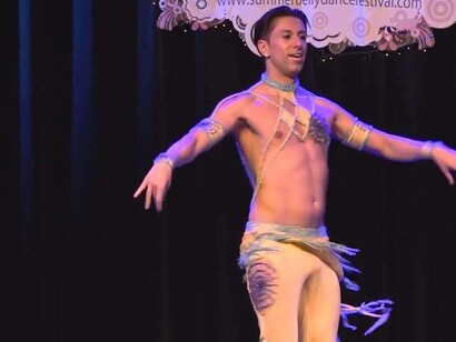 Bailarín interpretando la danza del vientre