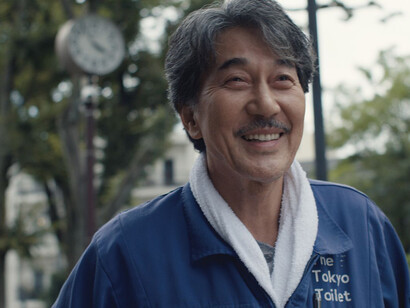 Primo piano del protagonista, interpretato da Kôji Yakusho, in "Perfect days" di Wim Wenders, 2024
