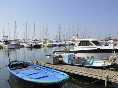 Barcos amarrados en el puerto
