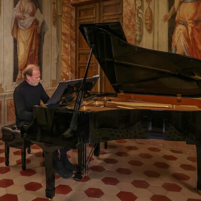 Italia, Frascati, Villa Sora, Salone delle Muse, il Maestro Gianni Maria Ferrini al pianoforte, ph. Angelo Larocca