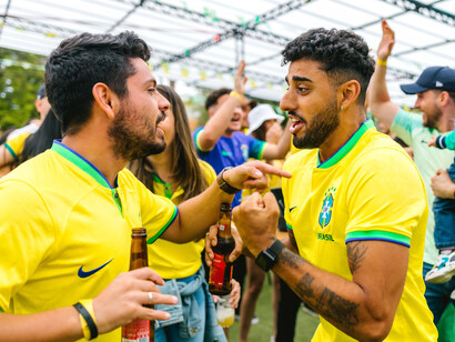 Torcedor comemora com amigo um gol da seleção brasileira. Muitas pessoas, no intuito de defender com garra e de forma desmedida suas crenças, acabam extrapolando limites éticos e morais
