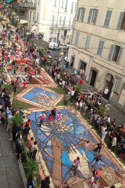 Genzano, Italia. Tapiz de flores con motivo de la Infiorata