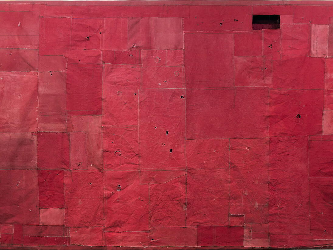 Simon Callery. Flat Painting, Bodfari 14/15, Cadmium Red Deep, 2015, Canvas, distemper, thread, pencil,
wood, and aluminium, 242 x 392 x 26 cm