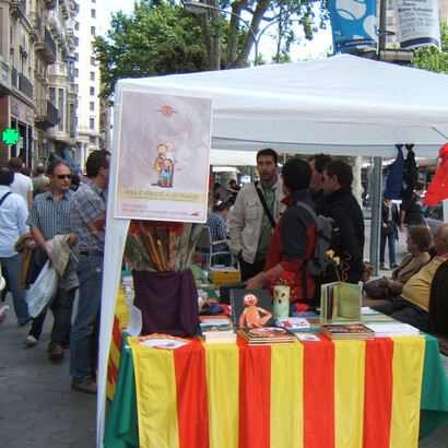 El día tiene un cariz reivindicativo de la cultura catalana y muchos balcones se engalanan con la bandera. Hay paradas con reivindicaciones políticas, para ayudar a organizaciones humanitarias, para recaudar fondos por escuelas o simplemente para conseguir algo de dinero extra