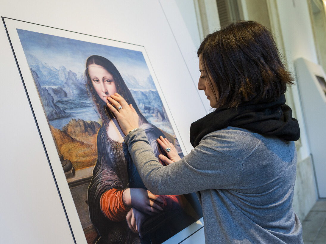 Imagen en sala con la reproducción en relieve de La Gioconda del taller de Leonardo © Museo Nacional del Prado