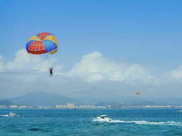 El parachute vuela unos metros más alto y las nubes algodonadas están un poco más a mi alcance