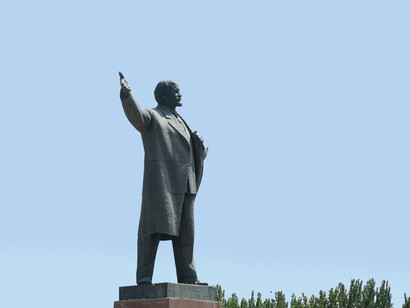 Estátua de Vladmir Lenin na cidade de Osh, cidade no Quirguistão. Governo soviético: Saiba como os sovietes assumiram o poder na Rússia pós-revolução e suas propostas para uma nova sociedade