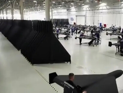 Combatente transporta um drone de pequeno porte antes de seu lançamento. A rápida disseminação dos veículos aéreos não tripulados transformou esses equipamentos em ferramentas estratégicas nos conflitos contemporâneos