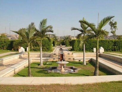 I due giardini ribassati detti “Sunken gardens” e alcune fontane lungo il percorso principale.