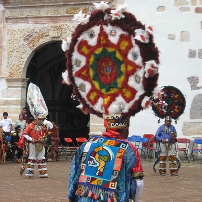 La Danza de la Pluma è una danza che rappresenta la conquista spagnola e che ancora oggi viene ballata in diverse celebrazioni in Messico