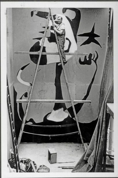 Foto storica di Mirò sulla scala © Joan Ramón Bonet & David Bonet / Cortesía Archivo Fundació Pilar i Joan Miró a Mallorca © Successió Miró by SIAE 2012. Foto: © Joan Ramón Bonet & David Bonet / Cortesía Archivo Fundació Pilar i Joan Miró a Mallorca